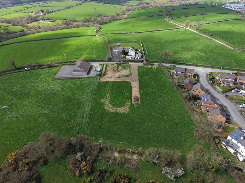 Lot: 90 - LAND WITH PLANNING FOR TWELVE DWELLINGS - View 2 of the field